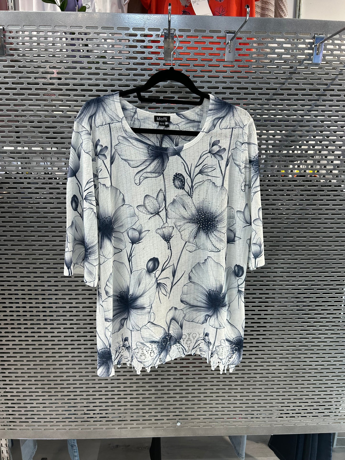 Crewneck scallop detail 3/4 sleeve top