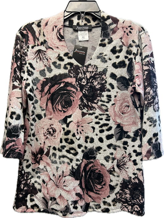 Printed petite high V neck top in 3/4 sleeves