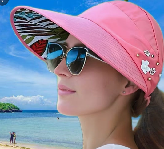 Foldable hat with visor and floral detail